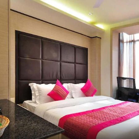 Hotel Royal Grand - Opposite Axis Bank East Patel Nagar Nuova Delhi Esterno foto