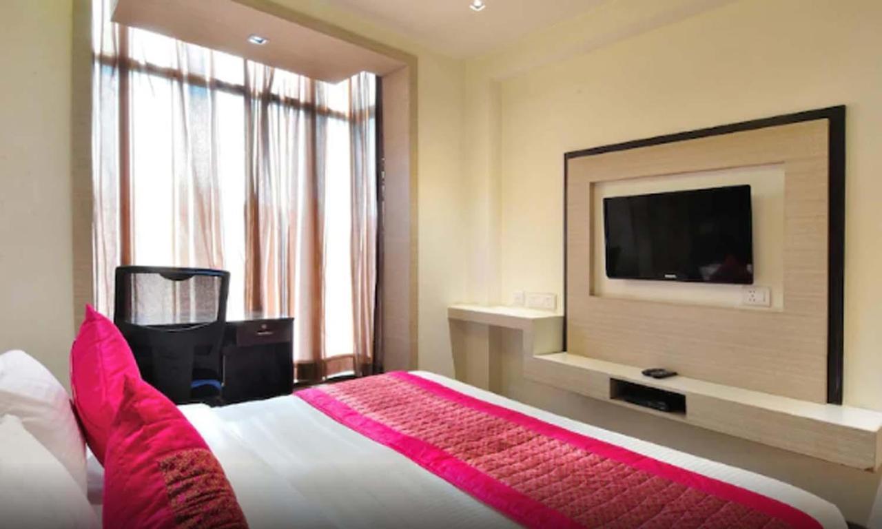 Hotel Royal Grand - Opposite Axis Bank East Patel Nagar Nuova Delhi Esterno foto