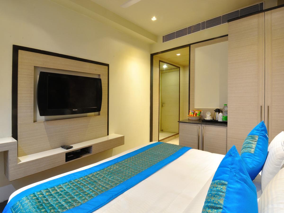 Hotel Royal Grand - Opposite Axis Bank East Patel Nagar Nuova Delhi Esterno foto