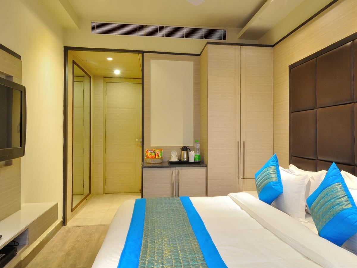 Hotel Royal Grand - Opposite Axis Bank East Patel Nagar Nuova Delhi Esterno foto